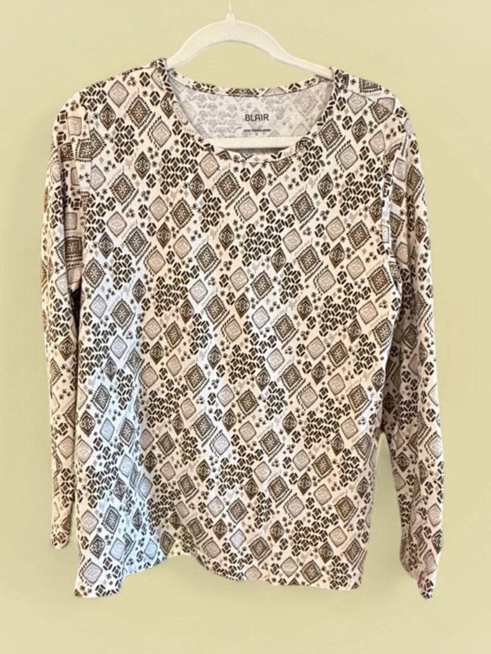 White/brown diamond pattern long sleeve shirt